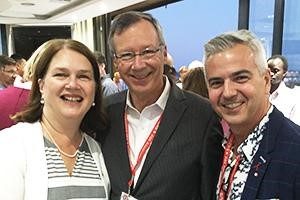 L'honorable Jane Philpott, ministre de la Santé, en compagnie de Christopher Bunting, président et chef de la direction de CANFAR, et de Kyle Winters, vice-président et directeur de l'exploitation de CANFAR, lors de la Conférence internationale sur le sida à Durban, en Afrique du Sud.