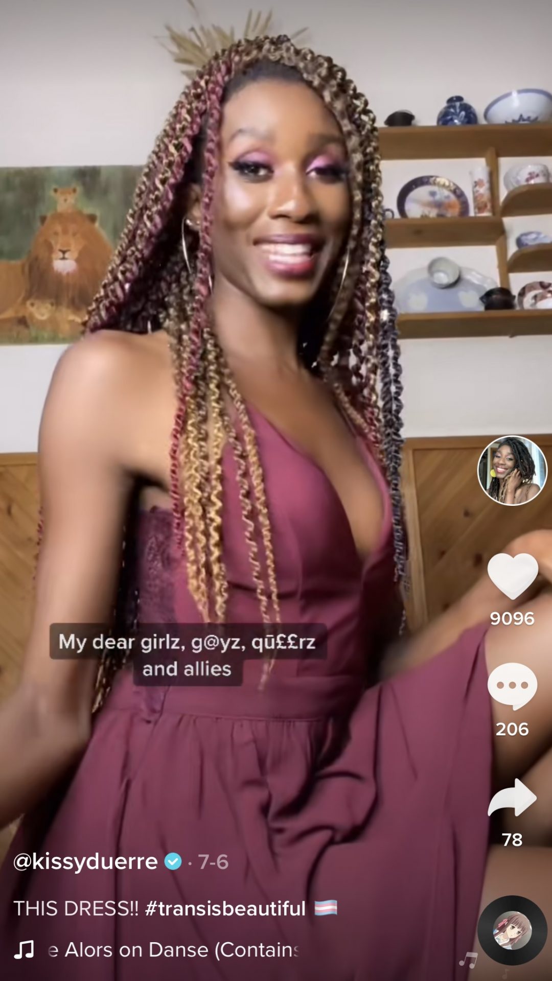 Capture d'écran d'une influenceuse TikTok portant une robe bordeaux