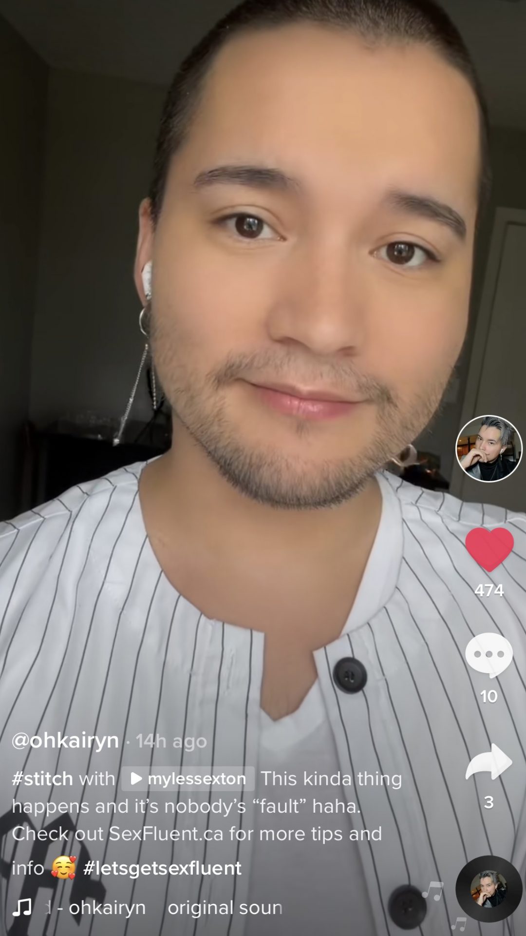 Capture d'écran d'une influenceuse TikTok à deux esprits portant des airpods et des boucles d'oreilles pendantes et regardant la caméra.